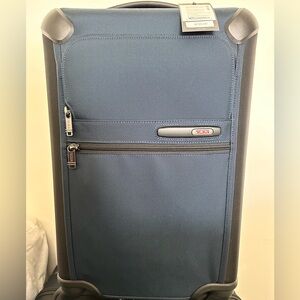 Tumi International Expandable 4-wheel carry on luggage NWT Blue